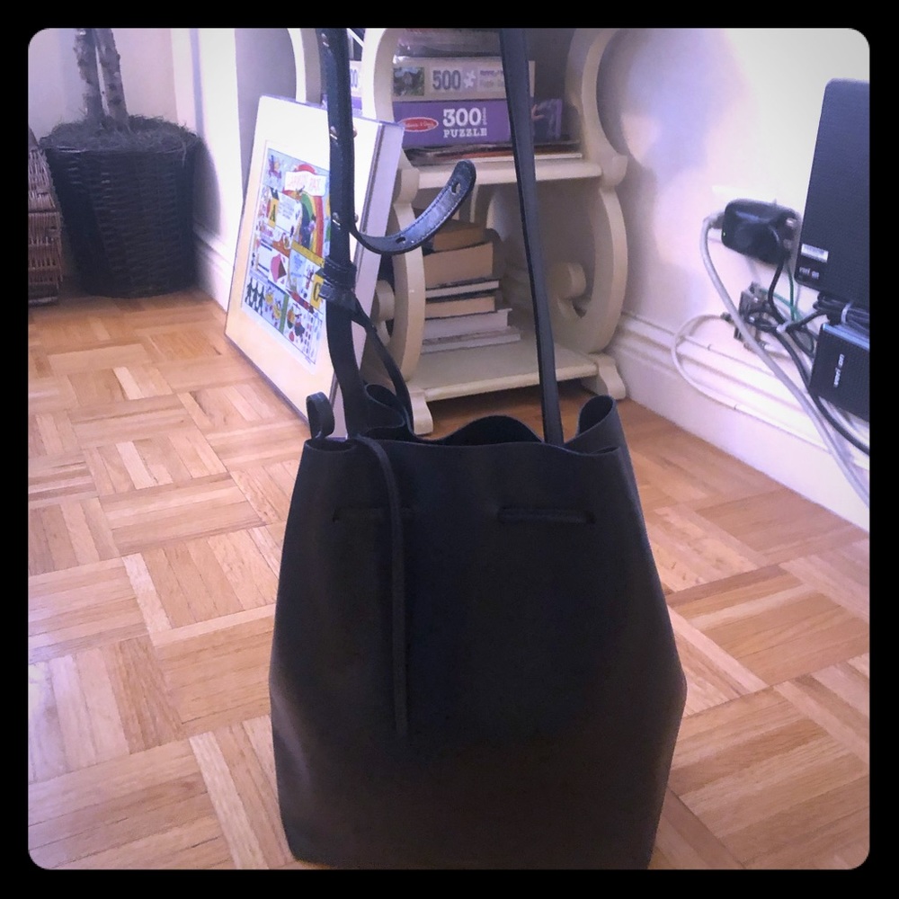 Mansur Gavriel Bucket Bag in Navy!